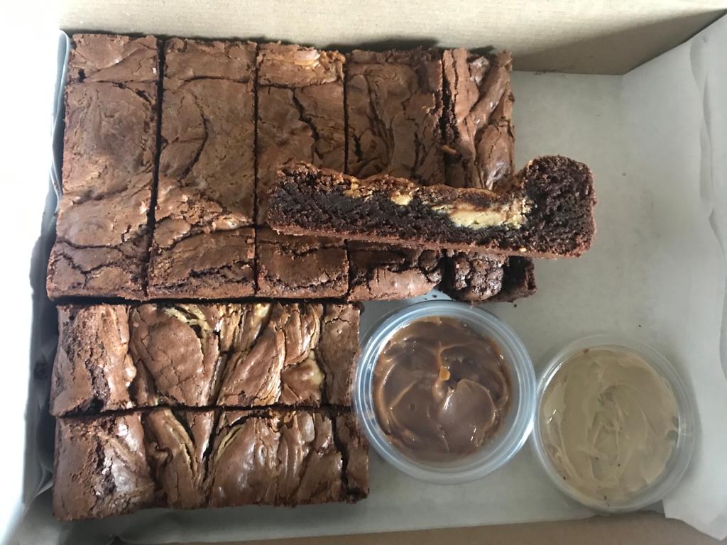 Brownie Dipping Box - 4 x Biscoff and 4 x Kinder Slices